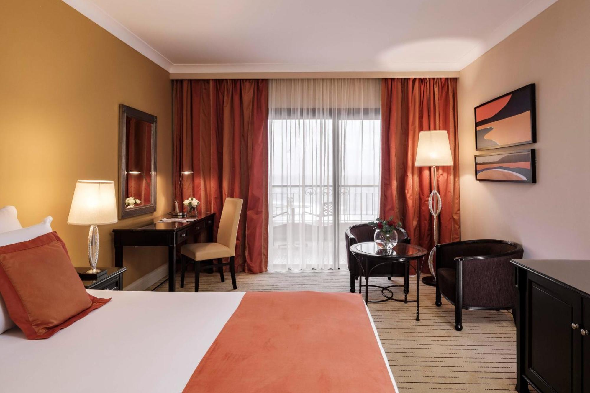 Corinthia St George'S Bay Hotel Saint Julian's Phòng bức ảnh A room at the hotel