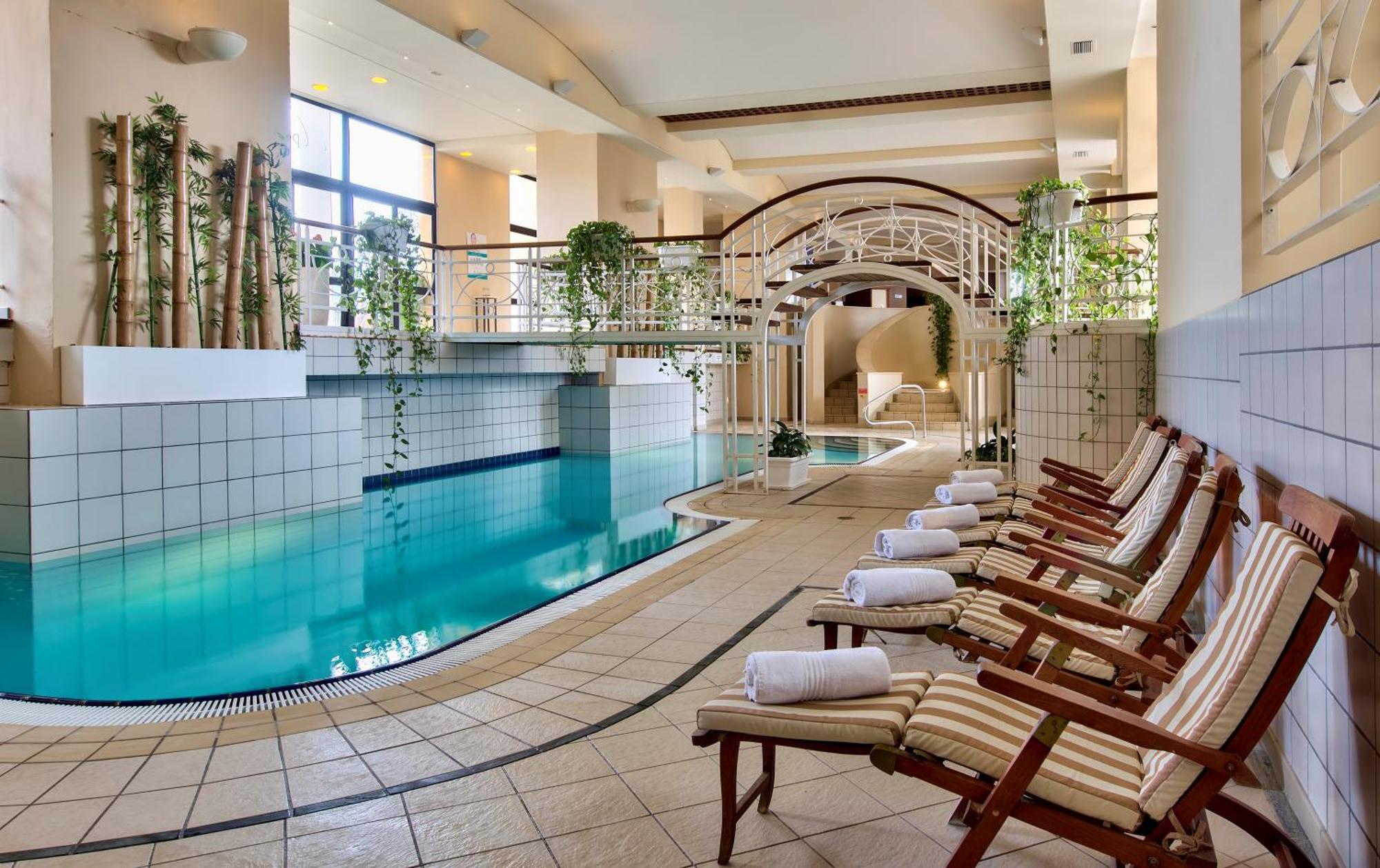 Corinthia St George'S Bay Hotel Saint Julian's Ngoại thất bức ảnh The spa at the Hilton Athens