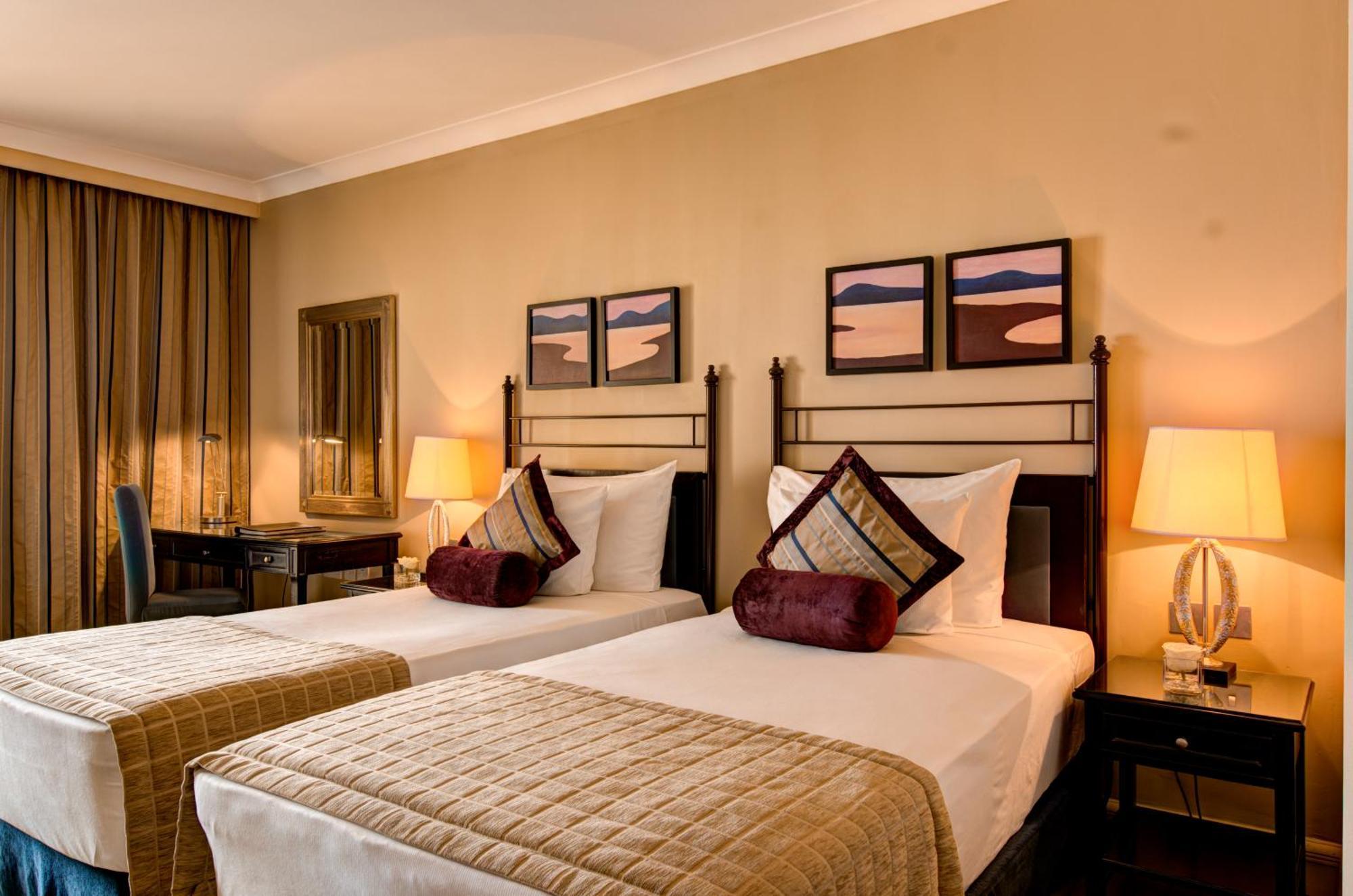 Corinthia St George'S Bay Hotel Saint Julian's Phòng bức ảnh A room at the hotel