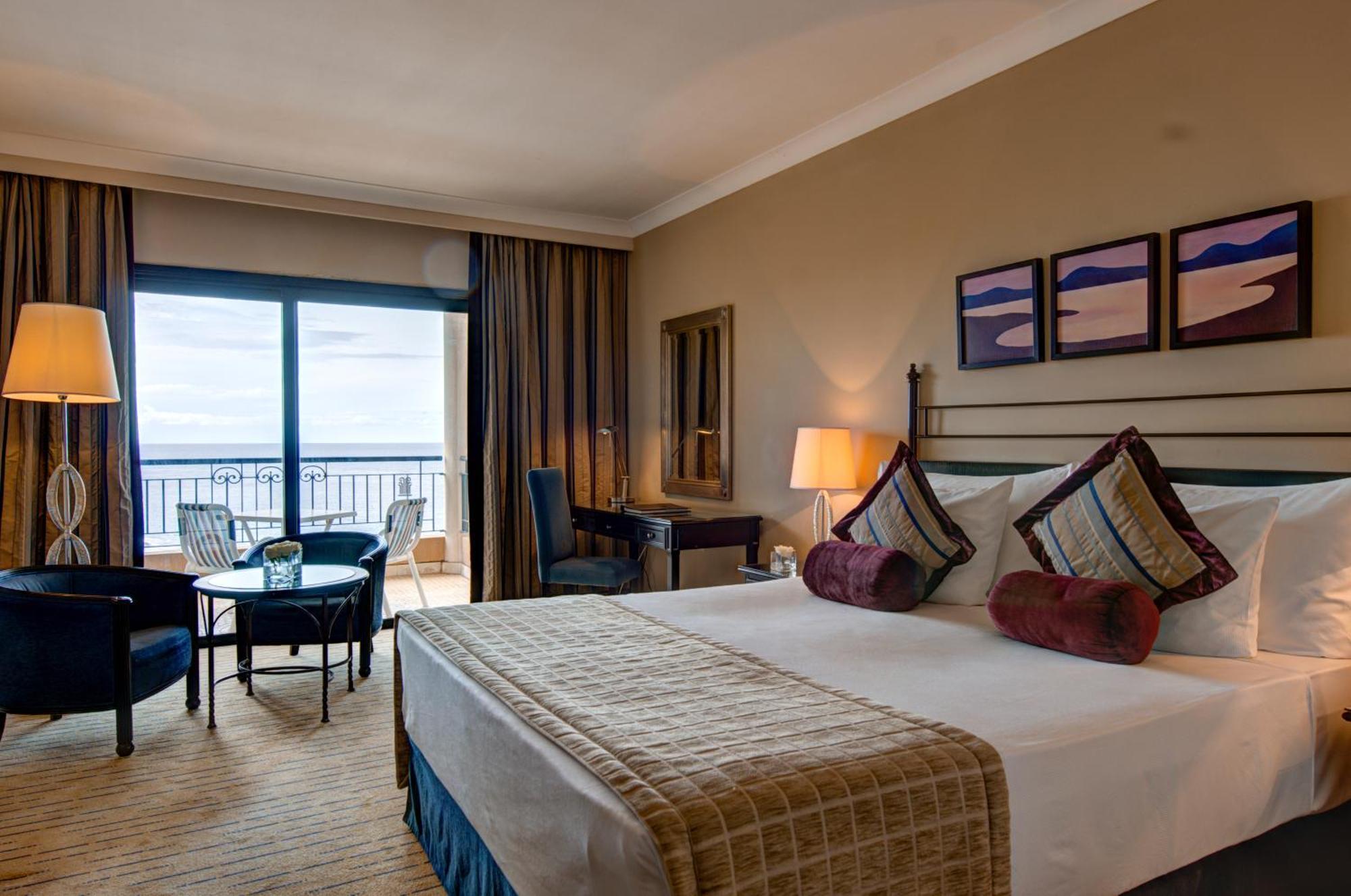 Corinthia St George'S Bay Hotel Saint Julian's Phòng bức ảnh A guest room at the hotel
