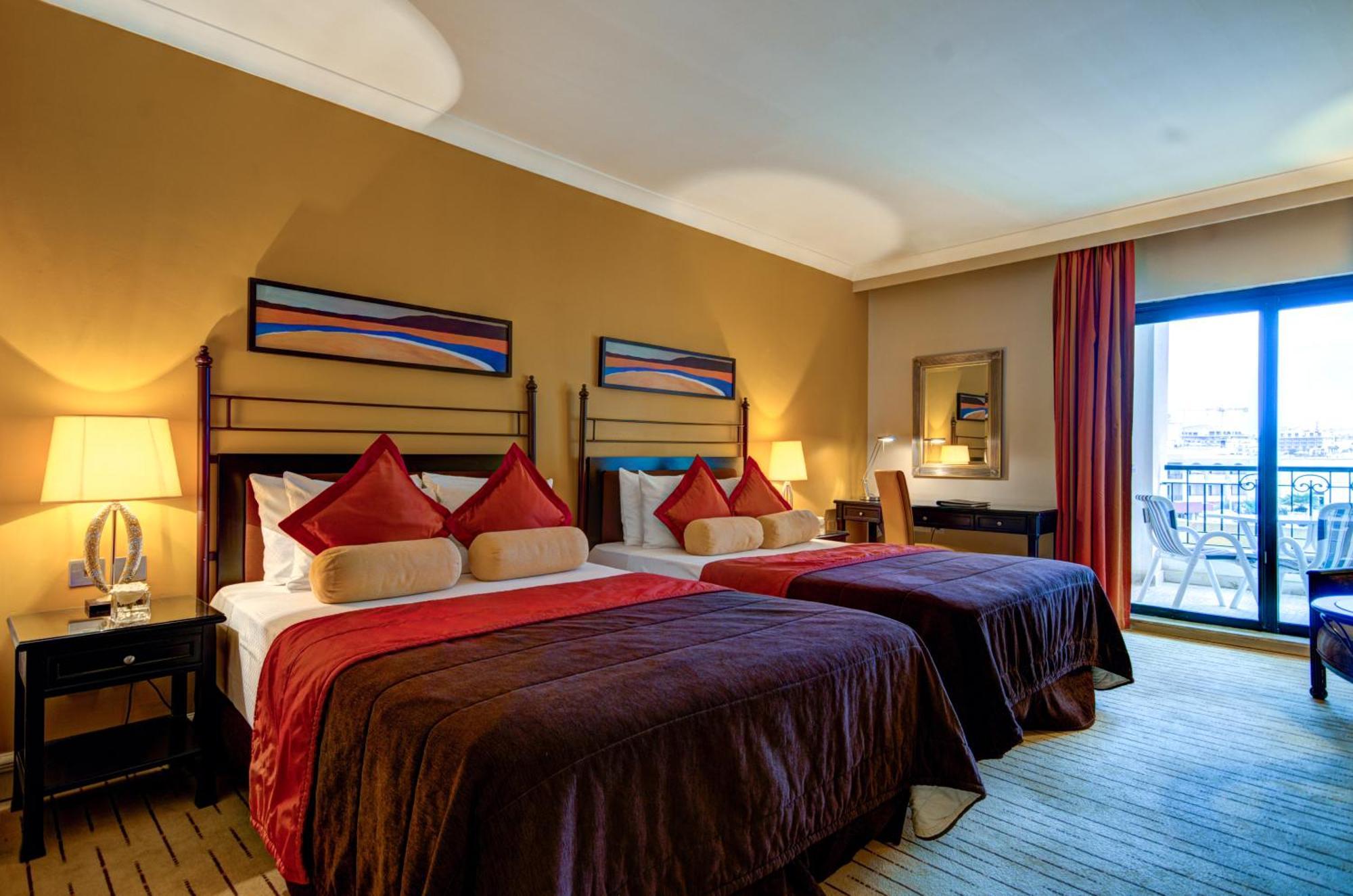 Corinthia St George'S Bay Hotel Saint Julian's Phòng bức ảnh A guest room at the hotel