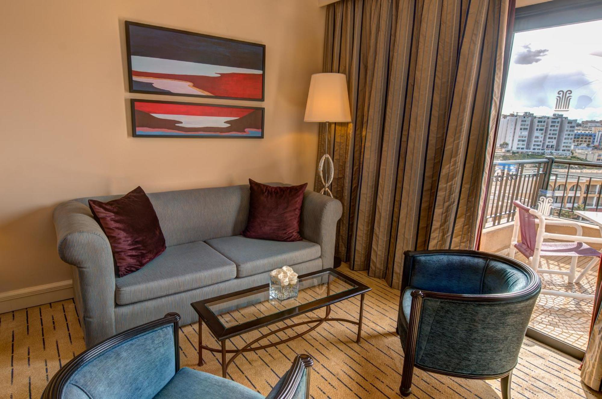 Corinthia St George'S Bay Hotel Saint Julian's Phòng bức ảnh A suite at the hotel