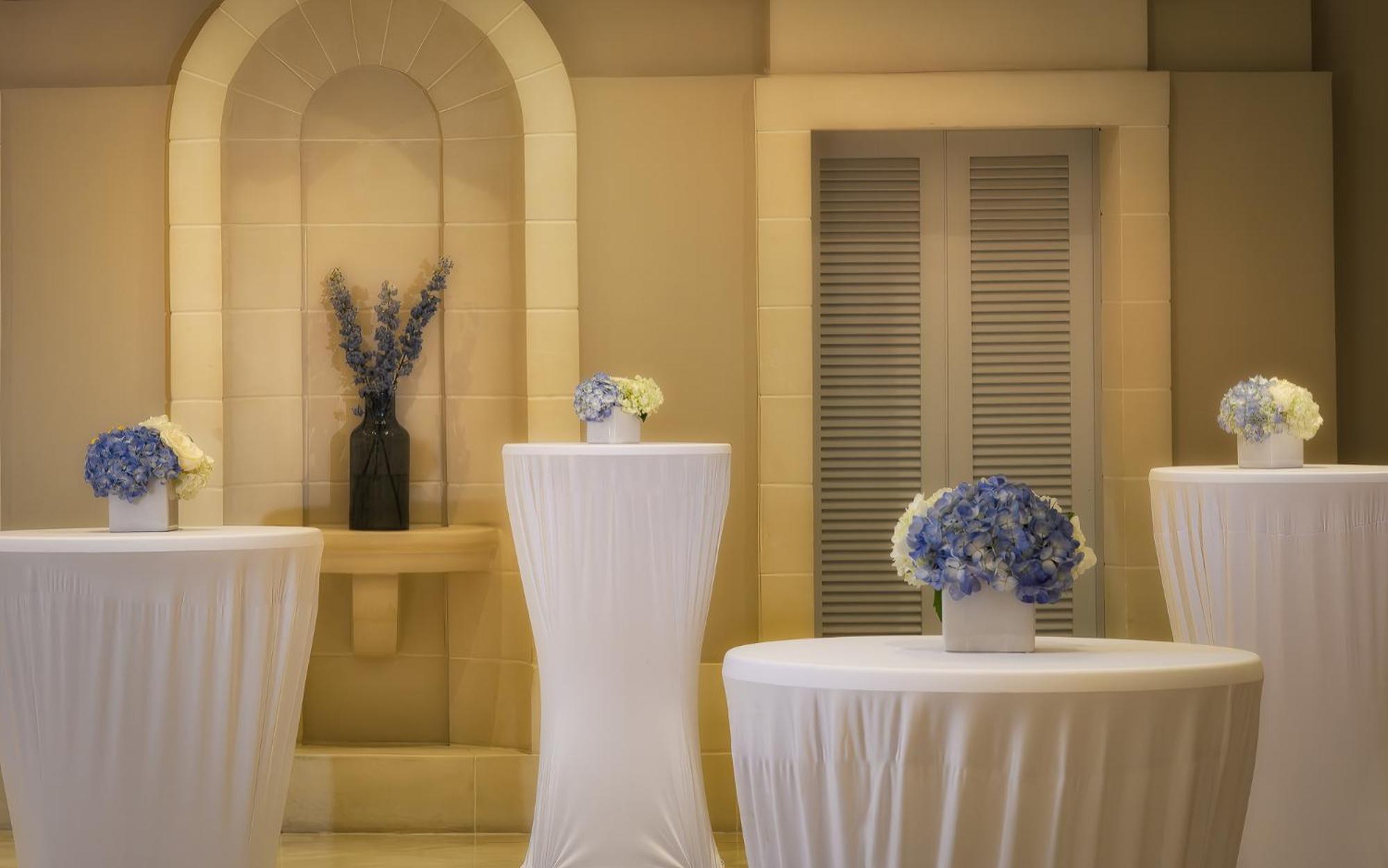 Corinthia St George'S Bay Hotel Saint Julian's Ngoại thất bức ảnh Cocktail tables