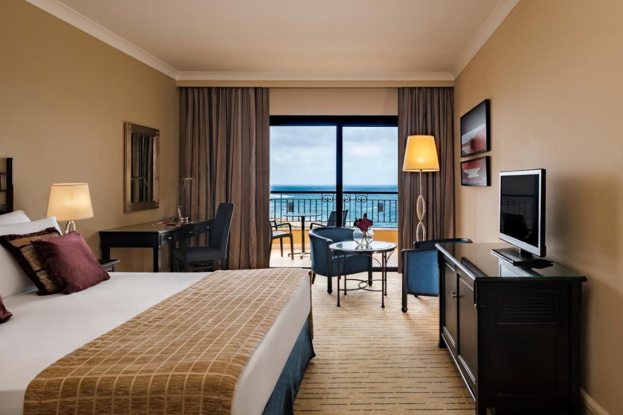 Corinthia St George'S Bay Hotel Saint Julian's Ngoại thất bức ảnh A room at the Hilton Alexandria Golf Resort